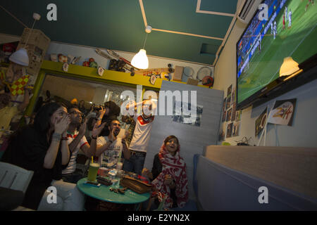 Téhéran, Iran. 21 Juin, 2014. Le 21 juin 2014 - Téhéran, Iran - la jeunesse iranienne réagir comme ils regardent la Coupe du Monde FIFA 2014 match de football entre l'Iran et l'Argentine, à la terrasse d'un café dans un centre commercial dans le nord de Téhéran. Morteza Nikoubazl/ZUMAPRESS : Morteza Nikoubazl Crédit/ZUMA/ZUMAPRESS.com/Alamy fil Live News Banque D'Images