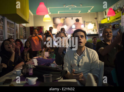 Téhéran, Iran. 21 Juin, 2014. Le 21 juin 2014 - Téhéran, Iran - les Iraniens réagissent comme ils regardent la Coupe du Monde FIFA 2014 match de football entre l'Iran et l'Argentine, à la terrasse d'un café dans un centre commercial dans le nord de Téhéran. Morteza Nikoubazl/ZUMAPRESS : Morteza Nikoubazl Crédit/ZUMA/ZUMAPRESS.com/Alamy fil Live News Banque D'Images