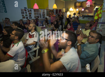 Téhéran, Iran. 21 Juin, 2014. Le 21 juin 2014 - Téhéran, Iran - la jeunesse iranienne réagir comme ils regardent la Coupe du Monde FIFA 2014 match de football entre l'Iran et l'Argentine, à la terrasse d'un café dans un centre commercial dans le nord de Téhéran. Morteza Nikoubazl/ZUMAPRESS : Morteza Nikoubazl Crédit/ZUMA/ZUMAPRESS.com/Alamy fil Live News Banque D'Images