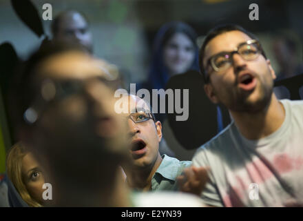 Téhéran, Iran. 21 Juin, 2014. Le 21 juin 2014 - Téhéran, Iran - la jeunesse iranienne réagir comme ils regardent la Coupe du Monde FIFA 2014 match de football entre l'Iran et l'Argentine, à la terrasse d'un café dans un centre commercial dans le nord de Téhéran. Morteza Nikoubazl/ZUMAPRESS : Morteza Nikoubazl Crédit/ZUMA/ZUMAPRESS.com/Alamy fil Live News Banque D'Images