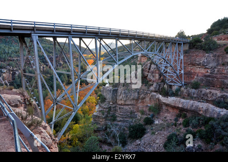 Midgley Bridge enjambe Oak Creek Canyon à Sedona, Arizona, une partie de la forêt nationale de Coconino. Le pont offre une vue panoramique sur les paysages de roches rouges environnants et est accessible via le sentier Huckaby, populaire pour la randonnée et les activités de plein air. Banque D'Images