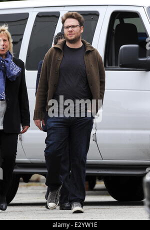 L'acteur Seth Rogen obtient une visite surprise à son anniversaire de sa femme Lauren Miller sur le tournage de "Townies" mettant en vedette : Seth Rogen Où : Los Angeles, CA, United States Quand : 15 Avr 2013 Banque D'Images