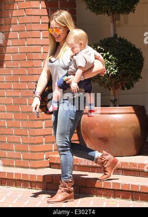 Hilary Duff vu dehors et environ avec son fils Luca Comrie à Beverly Hills avec : Hilary Duff,Luca Comrie Où : Los Angeles, California, United States Quand : 18 Avr 2013 Banque D'Images