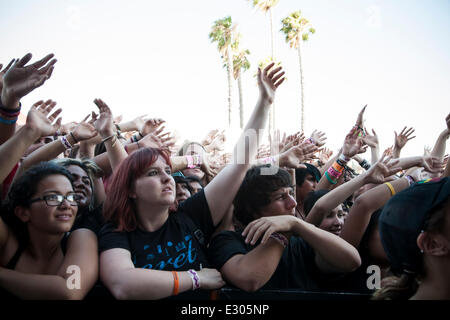 Pomona, CA, USA. 20 Juin, 2014. La foule à le Vans Warped Tour. Des milliers de jeunes fans de musique alternative pour les États-Unis seulement du festival itinérant, à son arrêt dans la région de Los Angeles à Pomona, Californie. Le festival tour continue demain à Mountain View, CA, USA et se termine en août à Denver, CO, USA. Credit : Andie Mills/Alamy Live News Banque D'Images