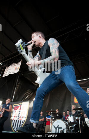 Pomona, CA, USA. 20 Juin, 2014. Yellowcard effectue au Vans Warped Tour. Des milliers de jeunes fans de musique alternative pour les États-Unis seulement du festival itinérant, à son arrêt dans la région de Los Angeles à Pomona, Californie. Le festival tour continue demain à Mountain View, CA, USA et se termine en août à Denver, CO, USA. Credit : Andie Mills/Alamy Live News Banque D'Images