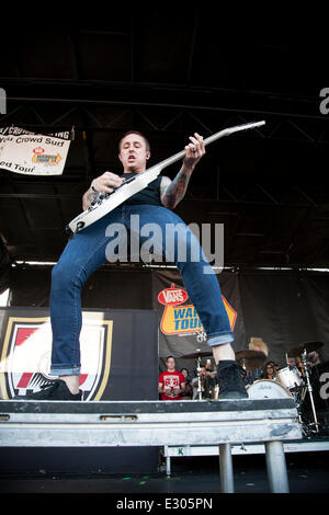 Pomona, CA, USA. 20 Juin, 2014. Yellowcard effectue au Vans Warped Tour. Des milliers de jeunes fans de musique alternative pour les États-Unis seulement du festival itinérant, à son arrêt dans la région de Los Angeles à Pomona, Californie. Le festival tour continue demain à Mountain View, CA, USA et se termine en août à Denver, CO, USA. Credit : Andie Mills/Alamy Live News Banque D'Images