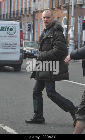 "L'amour/haine' acteur Tom Vaughan Lawlor ( Nidge ) est vu quitter la maison close après le tournage sur le plateau de TV show 'exploit' amour/haine Banque D'Images