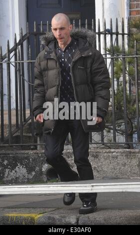 "L'amour/haine' acteur Tom Vaughan Lawlor ( Nidge ) est vu quitter la maison close après le tournage sur le plateau de TV show 'exploit' amour/haine Banque D'Images