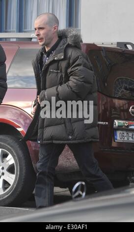 "L'amour/haine' acteur Tom Vaughan Lawlor ( Nidge ) est vu quitter la maison close après le tournage sur le plateau de TV show 'exploit' amour/haine Banque D'Images