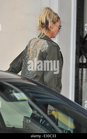 Sarah Harding arrive en mer ford House, Belgrave Square avant qu'elle est annoncée comme "charité" de l'accueil à venir nouveau ambassadeur comprend : Sarah Harding Où : London, Royaume-Uni Quand : 23 Avr 2013 Banque D'Images