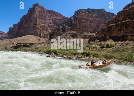 L'exécution de Lava Falls sur la rivière Colorado dans un doris, Grand Canyon, Arizona. Banque D'Images