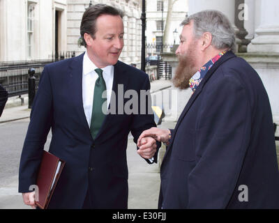 David Cameron s'entretient à l'acteur brian blessed dans Downing Street avec : David Cameron,Brian Blessed Où : London, Royaume-Uni Quand : 24 Avr 2013 Banque D'Images