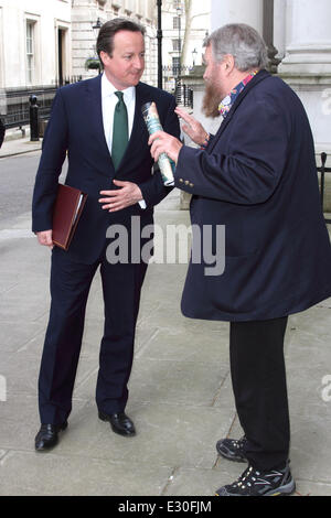 David Cameron s'entretient à l'acteur brian blessed dans Downing Street avec : David Cameron,Brian Blessed Où : London, Royaume-Uni Quand : 24 Avr 2013 Banque D'Images