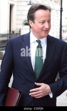 David Cameron s'entretient à l'acteur brian blessed à Downing Street, David Cameron En vedette : où : London, Royaume-Uni Quand : 24 Avr 2013 Banque D'Images