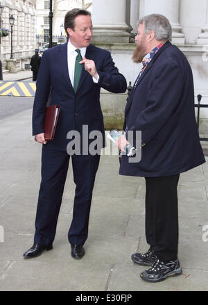 David Cameron s'entretient à l'acteur brian blessed dans Downing Street avec : David Cameron,Brian Blessed Où : London, Royaume-Uni Quand : 24 Avr 2013 Banque D'Images