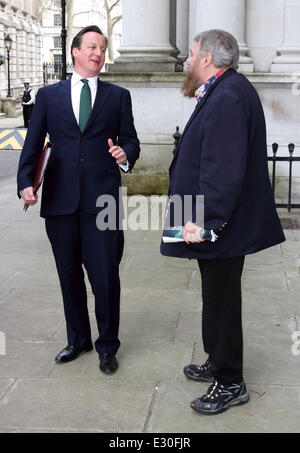 David Cameron s'entretient à l'acteur brian blessed dans Downing Street avec : David Cameron,Brian Blessed Où : London, Royaume-Uni Quand : 24 Avr 2013 Banque D'Images