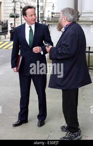 David Cameron s'entretient à l'acteur brian blessed dans Downing Street avec : David Cameron,Brian Blessed Où : London, Royaume-Uni Quand : 24 Avr 2013 Banque D'Images