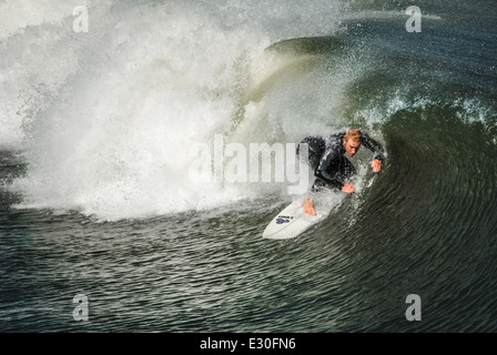 Jacksonville Beach, Floride surfer sous la lèvre de tangage des canards d'une vague de tubes. Banque D'Images