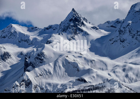 Les montagnes enneigées dans le district de Stepantsminda sur le versant sud de la chaîne de montagnes du Grand Caucase en Géorgie Banque D'Images