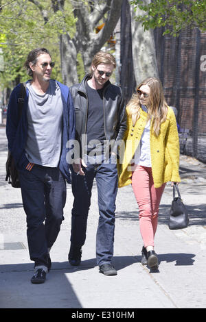 Elizabeth Olsen et Boyd Holbrook dans Soho sur une journée ensoleillée avec : Elizabeth Olsen, Boyd Holbrook Où : New York, New York, United States Quand : 30 Avr 2013 Banque D'Images