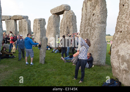 Solstice d'été, à Stonehenge, Wiltshire, Angleterre. Banque D'Images