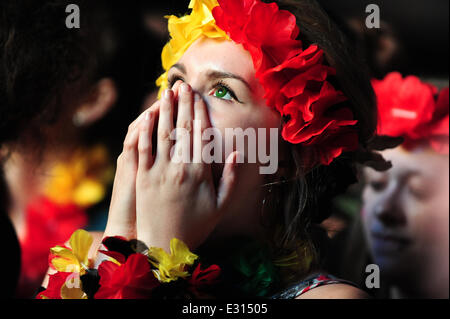 Freiburg, Allemagne. 21 Juin, 2014. L'allemand choqué alors qu'elle voit une Coupe du Monde FIFA 2014 match entre l'Allemagne et le Ghana dans une grande zone d'affichage public à Freiburg, Allemagne. Score final 2-2. Photo : Miroslav Dakov/ Alamy Live News Banque D'Images