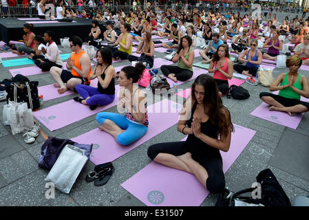 New York, USA. 21 Juin, 2014. La pratique du yoga les amateurs au cours de la 'Solstice dans Times Square' event at Times Square à New York, États-Unis, le 21 juin 2014. Des centaines de New Yorkais ont marqué le jour du solstice d'été par la pratique du yoga à Times Square samedi. La 12e édition annuelle du Solstice dans Times Square a été parrainé par l'Alliance de Times Square. Credit : Wang Lei/Xinhua/Alamy Live News Banque D'Images