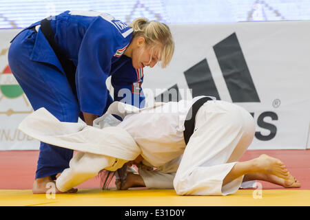 Budapest. 21 Juin, 2014. La Hongrie Eva Csernoviczki (L) le dispute à l'Italie Valentina Moscatt -48 kg femmes pendant la finale de l'IJF Grand Prix de Judo de Budapest à Budapest, Hongrie le 21 juin 2014. Csernovicski Eva a gagné à revendiquer le titre. Credit : Attila Volgyi/Xinhua/Alamy Live News Banque D'Images