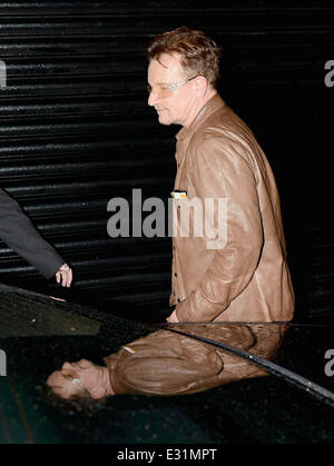 Bono fête son 53e anniversaire jusqu'après 5h du matin avec son épouse Ali Hewson et U2 Les membres de l'Edge et Larry Mullen à Coppinger Restaurant Row : Bono Où : Dublin, Irlande Quand : 11 mai 2013 Banque D'Images