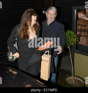 Bono fête son 53e anniversaire jusqu'après 5h du matin avec son épouse Ali Hewson et U2 Les membres de l'Edge et Larry Mullen à Coppinger rangée Restaurant avec : Ali Hewson Où : Dublin, Irlande Quand : 11 mai 2013 Banque D'Images
