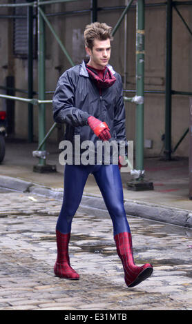 Andrew Garfield et Paul Giamatti filmer une scène d'action sur l'ensemble de "l'Extraordinaire Spider-Man 2' à Brooklyn. Garfield est repéré portant son costume de Spider-Man durant la prise de vue avec : Andrew Garfield Où : New York, NY, United States Quand : 11 Banque D'Images