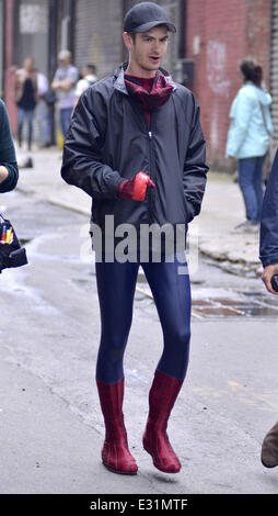 Andrew Garfield et Paul Giamatti filmer une scène d'action sur l'ensemble de "l'Extraordinaire Spider-Man 2' à Brooklyn. Garfield est repéré portant son costume de Spider-Man durant la prise de vue avec : Andrew Garfield Où : New York, NY, United States Quand : 11 Banque D'Images