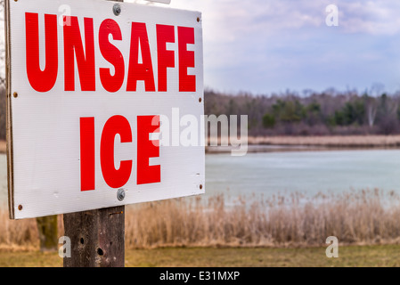 Un signe de glace dangereuses posté près du bord de la Stouffville réservoir. Banque D'Images