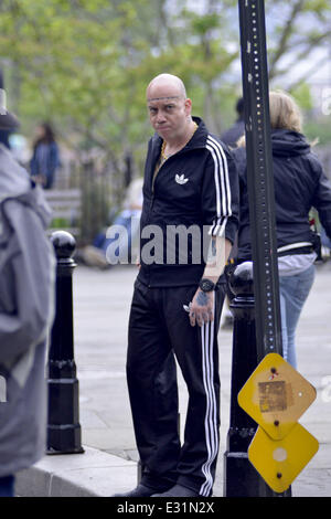 Andrew Garfield et Paul Giamatti filmer une scène d'action sur l'ensemble de "l'Extraordinaire Spider-Man 2' à Brooklyn. Garfield est repéré portant son costume de Spider-Man durant la prise de vue avec : Paul Giamatti Où : New York, NY, United States Quand : 11 m Banque D'Images