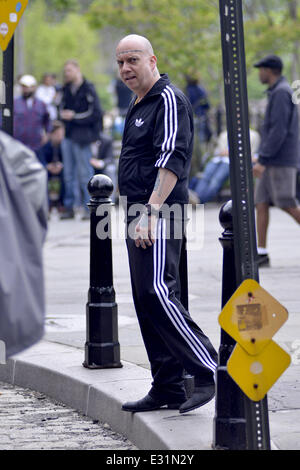 Andrew Garfield et Paul Giamatti filmer une scène d'action sur l'ensemble de "l'Extraordinaire Spider-Man 2' à Brooklyn. Garfield est repéré portant son costume de Spider-Man durant la prise de vue avec : Paul Giamatti Où : New York, NY, United States Quand : 11 m Banque D'Images