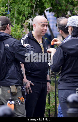 Andrew Garfield et Paul Giamatti filmer une scène d'action sur l'ensemble de "l'Extraordinaire Spider-Man 2' à Brooklyn. Garfield est repéré portant son costume de Spider-Man durant la prise de vue avec : Paul Giamatti Où : New York, NY, United States Quand : 11 m Banque D'Images