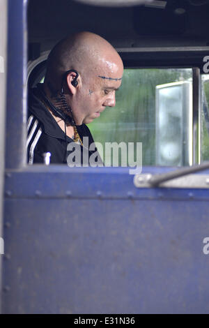 Andrew Garfield et Paul Giamatti filmer une scène d'action sur l'ensemble de "l'Extraordinaire Spider-Man 2' à Brooklyn. Garfield est repéré portant son costume de Spider-Man durant la prise de vue avec : Paul Giamatti Où : New York, NY, United States Quand : 11 m Banque D'Images