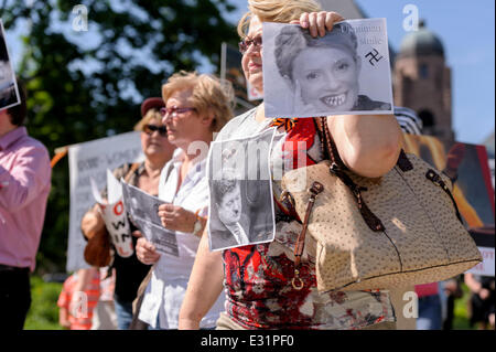 Toronto, Canada. 21 juin 2014. Groupe de manifestants avec banderoles au cours de la démonstration à l'appui des citoyens de Donetsk, Kiev et Odessa régions, contre l'agression de l'armée ukrainienne à l'égard des civils, à l'Assemblée législative de l'Ontario building au centre-ville de Toronto. Manifestant féminin au premier plan porte portrait d'élu récemment président de l'Ukraine Pyotr Poroshenko et son ex-Premier ministre Ioulia Timochenko. Les régions de l'Est ont lutté pour l'indépendance de l'opposition nationaliste qui est arrivé au pouvoir en Ukraine au début de 2014. Les représentants du pays actuel utilisé des ressources militaires contre t Banque D'Images