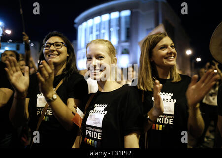 Les militants homosexuels participent à un défilé, à Thessalonique, le samedi 21 juin 2014. Des milliers de militants gays à Thessalonique en Grèce ont organisé le 3ème festival de la fierté de Thessalonique, un événement de 2 jours qui comprenait un défilé autour du centre-ville. L'organisation de l'événement a attiré de vives critiques des milieux conservateurs et il y avait une marche de protestation contre "les sodomites' le vendredi. Thessalonique, Grèce le 21 juin 2014. Banque D'Images