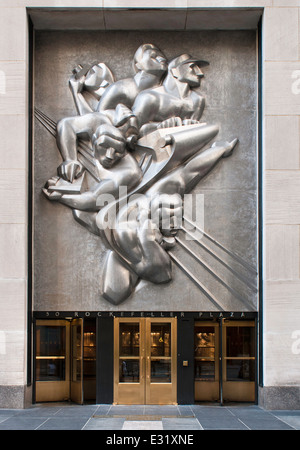 'Actualités' bas relief avec panneau en acier inoxydable à 50 Rockefeller Plaza Banque D'Images