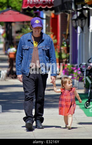 Benicio del Toro prend sa fille Delilah del Toro pour une promenade en vedette : Benicio del Toro,Dalila del Toro Où : Los Angeles, CA, United States Quand : 14 mai 2013 Banque D'Images