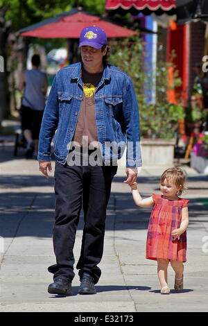 Benicio del Toro prend sa fille Delilah del Toro pour une promenade en vedette : Benicio del Toro,Dalila del Toro Où : Los Angeles, CA, United States Quand : 14 mai 2013 Banque D'Images