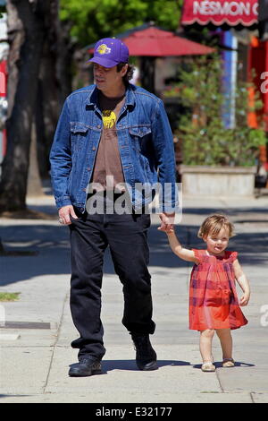 Benicio del Toro prend sa fille Delilah del Toro pour une promenade en vedette : Benicio del Toro,Dalila del Toro Où : Los Angeles, CA, United States Quand : 14 mai 2013 Banque D'Images