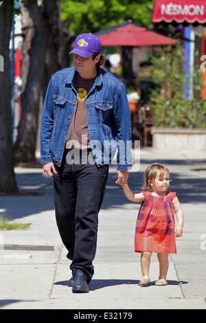 Benicio del Toro prend sa fille Delilah del Toro pour une promenade en vedette : Benicio del Toro,Dalila del Toro Où : Los Angeles, CA, United States Quand : 14 mai 2013 Banque D'Images