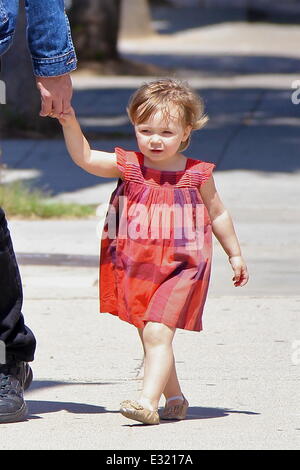 Benicio del Toro prend sa fille Delilah del Toro pour une promenade en vedette : Delilah del Toro Où : Los Angeles, CA, United States Quand : 14 mai 2013 Banque D'Images