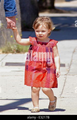 Benicio del Toro prend sa fille Delilah del Toro pour une promenade en vedette : Delilah del Toro Où : Los Angeles, CA, United States Quand : 14 mai 2013 Banque D'Images