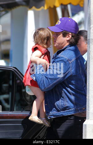 Benicio del Toro prend sa fille Delilah del Toro pour une promenade en vedette : Benicio del Toro,Dalila del Toro Où : Los Angeles, CA, United States Quand : 14 mai 2013 Banque D'Images