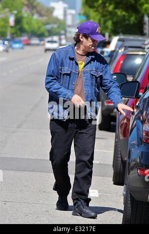 Benicio del Toro prend sa fille Delilah del Toro pour une promenade en vedette : Benicio del Toro Où : Los Angeles, CA, United States Quand : 14 mai 2013 Banque D'Images