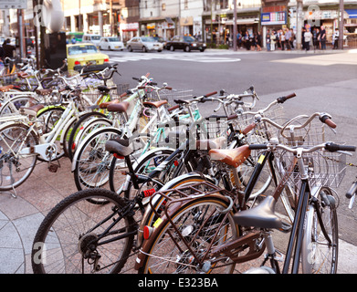 Les vélos en stationnement sur rues de Kyoto Japon 2014 Banque D'Images