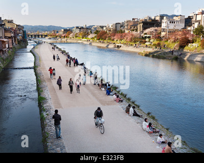 Les gens sur un chemin le long de la rivière Kamo à Kyoto, Japon, 2014 Banque D'Images